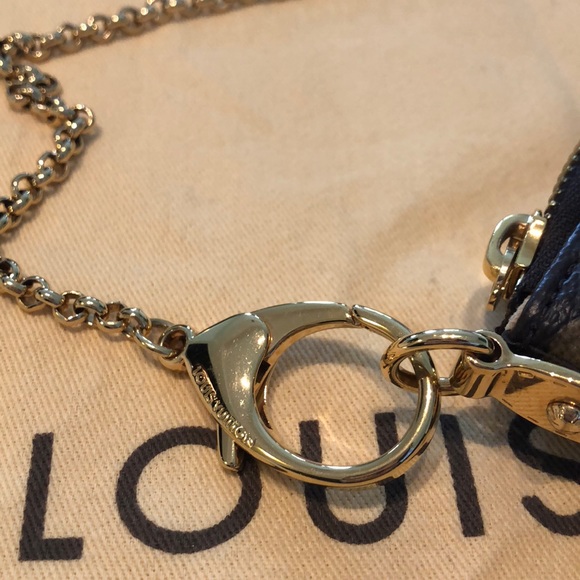 Small leather Louis Vuitton pouch on chain - Picture 5 of 5